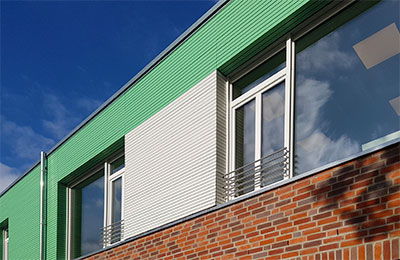 Farbige Holzfassade