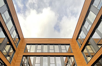 Holzfassade eines Bürogebäudes