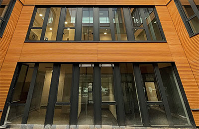Holzfassade eines Bürogebäudes
