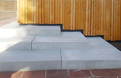 Übergang Holzfassade zur Terasse