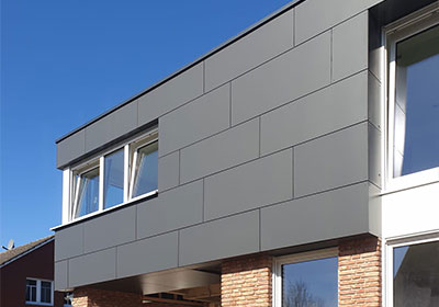 Plattenfassade an einem Anbau
