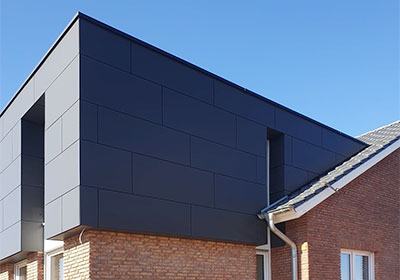 Plattenfassade an einem Anbau