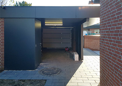 Plattenfassade an einer Garage