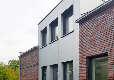 Hausfront mit mittiger Plattenfassade