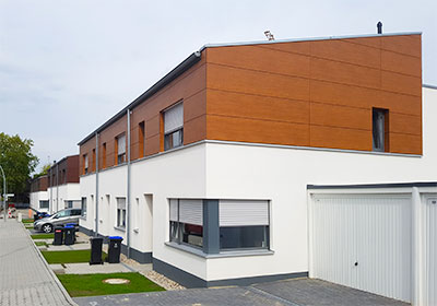 Reihenhaus mit Plattenfassade