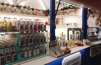 Weihnachtsmarkt-Hütte von innen